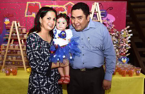 28082016 FELIZ CUMPLEAñOS.  Denisse Mendoza Estrada celebró su primer aniversario de vida. En la imagen, la acompañan sus papás, Ileana Edith Estrada Martínez y Eliud Mendoza Cepeda.