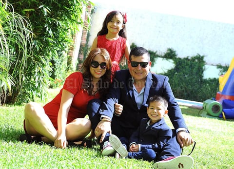 28082016 CUMPLE 3 AñOS.  Omar Lozano Carrillo con sus papás, Omar Lozano y Vianey Carrillo, y su hermana, Ivanna, en su fiesta de cumpleaños.