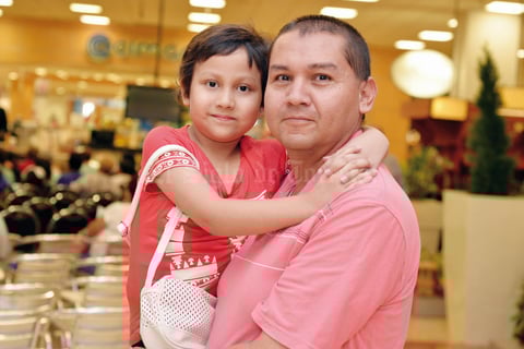 28082016 EN EL MALL.  Constanza y Arturo.