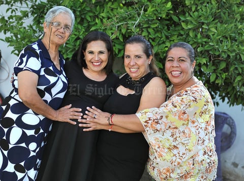 28082016 FELICES.  Mely Ramírez Méndez con las organizadoras de su baby shower: Silvia Martínez de Montañez, Agueda Montañez y Adriana Rodríguez.