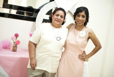 30082016 SE DESPIDE DE SU SOLTERíA.  Lucía Gallegos con su mamá, Lourdes Gallegos.