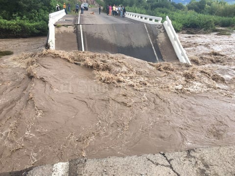 Después la fuerza del mismo arroyo se encargó de quebrar la estructura y llevarse 10 metros de longitud por 20 de ancho, cortando el paso por la Panamericana.