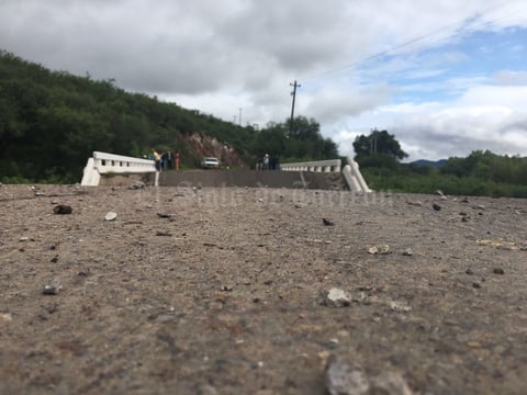 La Unidad Estatal de Protección Civil exhortó a los conductores a tomar una vía alterna a través de la rúa Durango-Gómez Palacio, entrando por carretera a Nazas hasta reincorporarse a la que dirige hacia Parral.