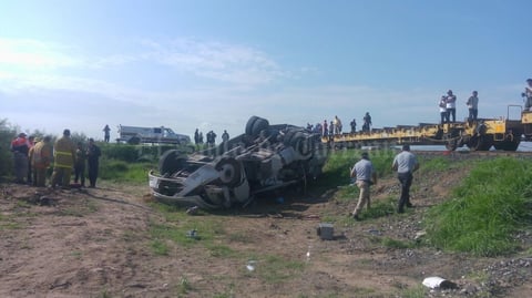 El aparatoso accidente ocurrió en el ejido Palomas de Bermejillo.