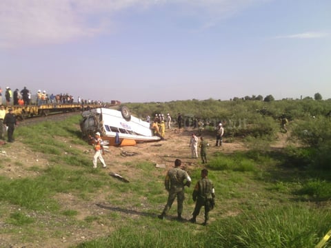 Hasta el sitio del accidente se trasladaron elementos del cuerpo de bomberos de Gómez Palacio, elementos de la Policía Militar, así como personal de Seguridad Pública de Bermejillo y cuatro ambulancias de la Cruz Roja.