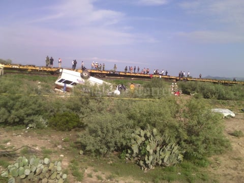 Accidente entre camión de pasajeros y tren en el ejido Palomas de Bermejillo deja siete lesionados y dos fallecidos, todos empleados del Cefereso de Gómez Palacio.