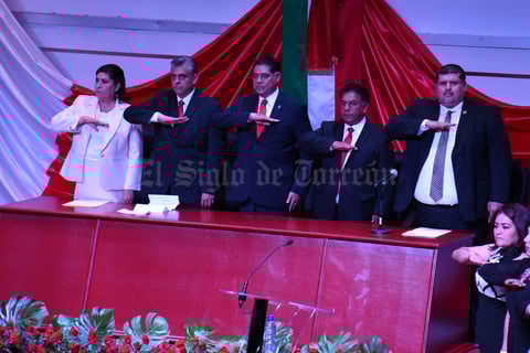La alcaldesa agradeció la presencia del gobernador electo de Durango, José Rosas Aispuro, ex gobernadores, ex alcaldes, diputadas federales y locales, empresarios así como de la ciudadanía.