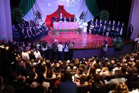 En Lerdo se realizó la sesión solemne de Cabildo en el teatro Centauro donde estuvieron presentes los integrantes de los cabildos entrantes y salientes.