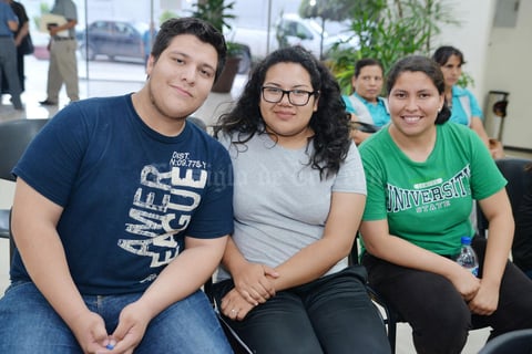 02092016 EN UN HOMENAJE.  Édgar, Alondra y Lucia.