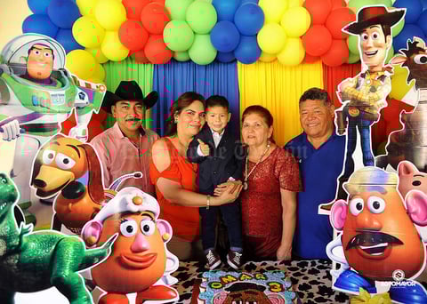 02092016 MUY FELICES EN RECIENTE CELEBRACIóN.  Omar Lozano Carrillo con su abuelitos, Alma Guerrero, Raúl Carrillo, Gloria Valdés y Narciso Lozano.