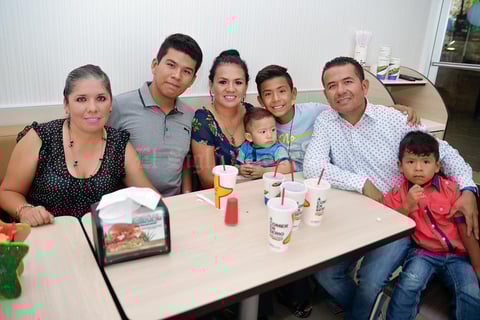 02092016 EN FAMILIA.  Carmen, Kevin, Angélica, Iker, Ángel, Antonio y Emilio.