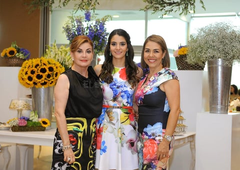 Nuria con Nuria Farrús de Murra y Tita Coronel de Becerra