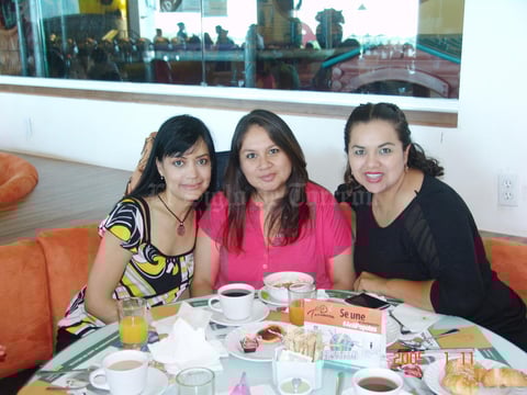 03092016 BABY SHOWER.  Mayela con Lourdes y Lupita.