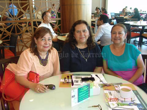 03092016 DE FESTEJO.  Rosy, Vicky y Aída.