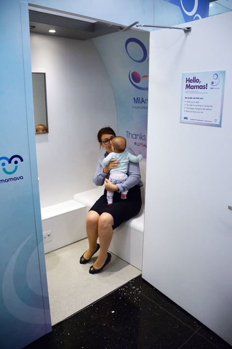 MIAMI (ESTADOS UNIDOS).- Fotografía cedida por el Aeropuerto Internacional de Miami, de una madre con su bebe de cinco meses dentro de una de las cabinas de lactancia, ubicadas en el aeropuerto internacional de Miami, Florida (Estados Unidos). Las ocho unidades presentadas esta semana y que se hallan distribuidas en las seis terminales aéreas buscan darle a las madres lactantes una opción "privada y tranquila", según señaló a Efe Emilio González, director del Aeropuerto Internacional de Miami (MIA). EFE
