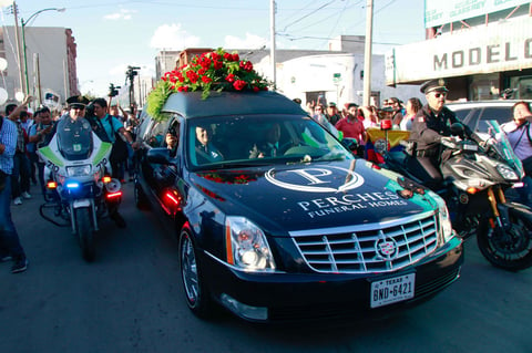 El cortejo fúnebre, encabezado por la familia del intérprete, partió del Aeropuerto Internacional Abraham González de Ciudad Juárez rumbo al puente de la Avenida Lerdo, por donde ingresó a la ciudad para continuar su recorrido por las avenidas más importantes de esa ciudad, incluidas las calles Ignacio Mejía e Ignacio Zaragoza.