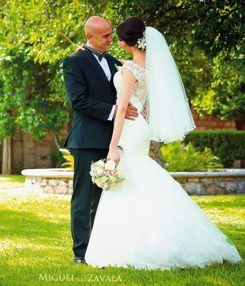 04092016 Carlos Eduardo Cantú Fernández y Yesica Ivonne Alvarado López unieron sus vidas en sagrado matrimonio en la Iglesia de La Inmaculada Concepción la tarde del 20 de agosto. Fueron acompañados hasta el altar por sus padres: Beatriz Fernández Ortiz y Humberto Sergio Cantú Lozano (f); María Guadalupe López Ortega. - Miguel Zavala Fotografía.