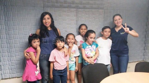 05092016 CELEBRARáN ANIVERSARIO DE COSAS DE NIñOS.  Carolina Dávila (locutora), Laura Rodríguez (producción y locución) y Yessica (controles) con Renata, Alisson, Fernanda, Mariann, Daniela y Hectoré.