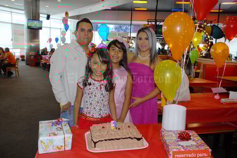 05092016 CELEBRA SU CUMPLE.  Frida Daniela Cháirez Rojas con sus papás, Gerardo Iván Cháirez Damián y Nancy Rojas Hernández, y su hermana, Ana Sofía.