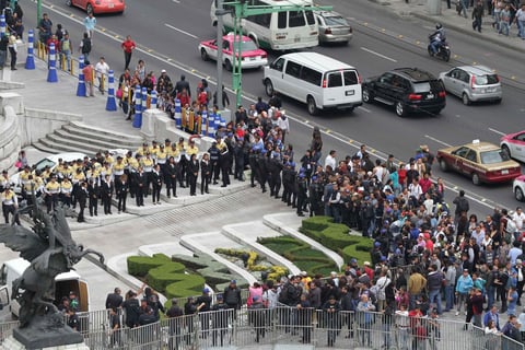 Decenas de capitalinos se dan cita en el Palacio de Bellas Artes y la Alameda Central en espera del homenaje póstumo.