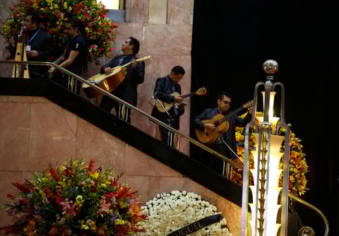 Músicos mexicanos esperan la llegada de las cenizas del cantautor.