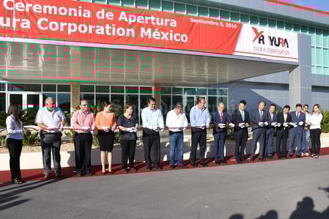 Autoridades estatales, municipales y directivos de la empres, cortaron el listón inaugural.