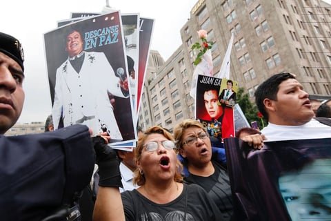 Alrededor del Palacio de Bellas Artes el rostro de Juan Gabriel está por todas partes, incluso hasta en el café.