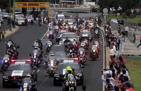 Al arribo del cortejo fúnebre, los fans recibieron los restos del ídolo entre porras, aplausos y cánticos. Media hora después comenzó el homenaje.