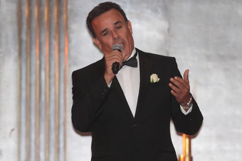 Comenzaron a sonar los acordes del tema Amor Eterno que entonó la voz del tenor Fernando de la Mora.