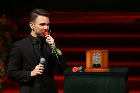 Jas Devael lo despidió.