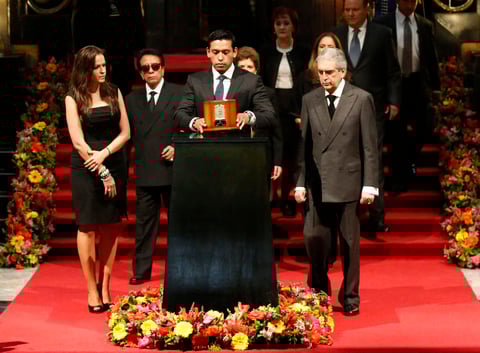 A una semana después de su muerte, las cenizas de Juan Gabriel llegaron al Palacio de Bellas Artes, aproximadamente a las 16:15 horas.