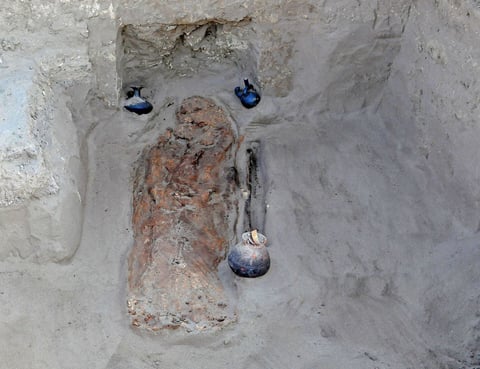 LAMBAYEQUE (PERÚ).- Fotografía sin fecha cedida por el Ministerio de Cultura de Perú, de uno de los 13 entierros de la época Chimú-Inca (siglos XV y XVI) con significativas ofrendas de cerámica, formas y elementos decorativos que definen la filiación cultural, como parte del Proyecto Arqueológico Chotuna-Chornancap en Chornancap, Lambayeque (Perú). EFE