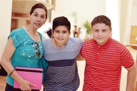 08092016 DISFRUTAN DE EVENTO CULTURAL.  Nidia, Iván y Lalo.