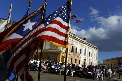 SAN JUAN (PUERTO RICO).- Unas personas esperan para juramentar la ciudadanía estadounidense, durante una ceremonia organizada por el Servicio de Ciudadanía e Inmigración de EE.UU. (USCIS) en el bello enclave del Castillo San Cristóbal del Viejo San Juan. Tras los correspondientes actos protocolarios y el canto del himno de EE.UU., a cargo de la soprano Sairelis Rivera, la jueza presidenta del Tribunal federal de Puerto Rico, Aida Delgado Colón, dirigió el evento de juramentación de 101 nuevos ciudadanos. EFE