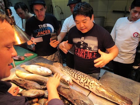 AMAZONIA PERUANA (PERÚ).- Imagen de divulgación del equipo de cocina del restaurante MAIDO recibiendo una muestra de peces amazónicos: doncella, turushuqui, corvina, piraña, tucunaré, acarahuazú y arahuana. La pesca marina está en crisis en el mundo: la Amazonía cuenta con 700 especies de peces comestibles que son desconocidas para el sector gastronómico. Darlas a conocer y ponerles en valor es un esfuerzo conjunto entre pescadores, organizaciones de apoyo y los cocineros, que son conscientes de la sostenibilidad y trazabilidad del producto. EFE