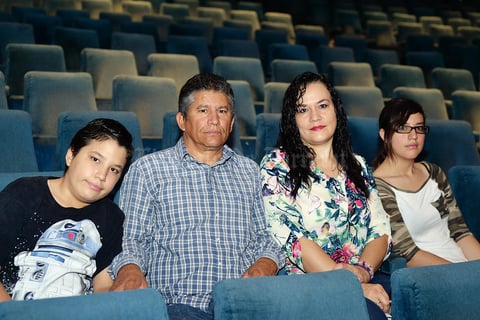 09092016 EN UN CONCIERTO DE VIOLíN.  Héctor, Héctor, Mónica, y Moni.