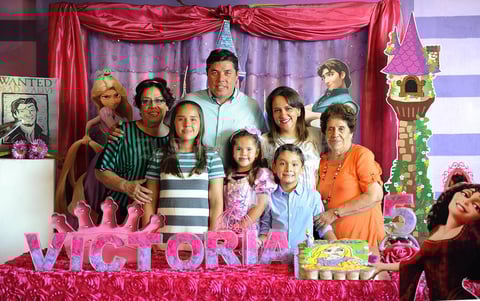09092016 GRATA CELEBRACIóN.  Victoria Prado Valenzuela en compañía de su familia el día de su cumpleaños.
