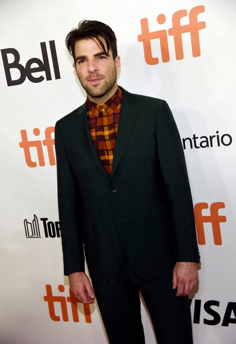 El actor Zachary Quinto también acudió a promocionar la cinta Snowden.