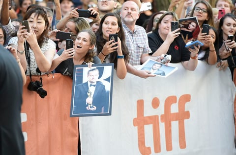 Decenas de fans acudieron a ver a su ídolo Leonardo DiCaprio