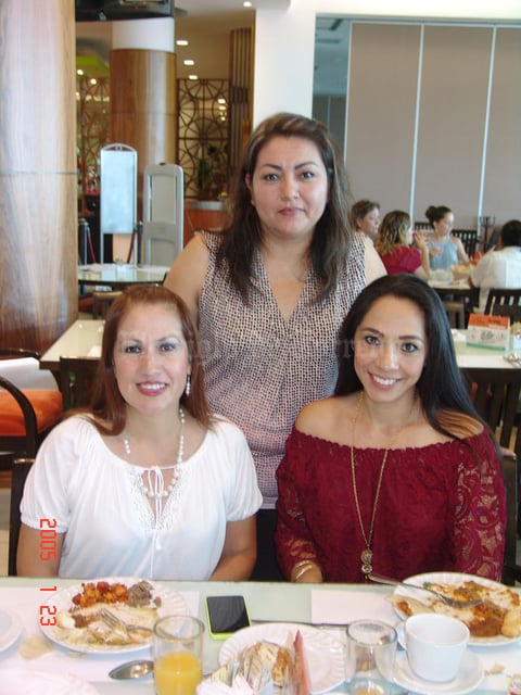 10092016 AMIGAS.  Mayte, Vero y Gis.