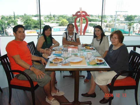 10092016 EN FAMILIA.  José, Aracely, Argentina, Fátima y Rosario.
