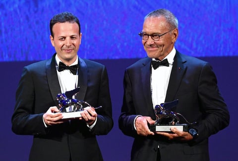 León de Plata al mejor director: El mexicano Amat Scalante por La región salvaje y Andrei Konchalovsky por Rai (Paraíso).