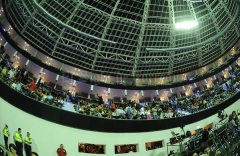 Al Coliseo, el cual lució totalmente renovado desde su fachada hasta las butacas, llegaron laguneros desde las 19:00 horas.