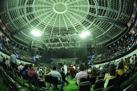 A casi tres años de haber actuado en la región, los cantantes Emmanuel y Mijares volvieron con el fin de reinaugurar el Coliseo Centenario ante cinco mil personas (cifra oficial).