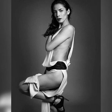 La artista ha compartido sensuales fotos a través de las redes sociales .