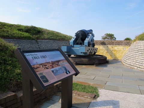 Fort Sumter. EE.UU..- Un cañón de la Guerra Civil se ve en la pared del fuerte Moultrie en la isla de Sullivan. El fuerte es parte del monumento nacional de Fort Sumter. EE.UU. El senador Tim Scott, Ha introducido un proyecto de ley en el Senado para designar a Fort Sumter y Moultrie como parque nacional, elevar el estado de los sitios en un movimiento que se espera que atraiga a más visitantes. Fort Sumter es donde iniciaron los primeros disparos de la Guerra Civil en1861. (AP)