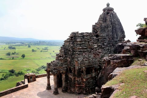 Vidisha (India ).- Una vista general del monumento histórico, el templo en el pueblo de Maladevi Gyaraspur en Vidisha, a unos 90 km de Bhopal, India. templo Maladevi es un antiguo templo Jain que data de 9 y 10 del siglo D.C. EFE