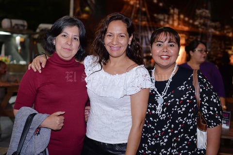 11092016 DISFRUTAN DE CONCIERTO.  Alejandra, Luly y Maritere.