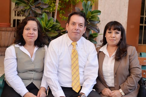 11092016 EN MISA DE ANIVERSARIO.  Ángeles, Enrique y Tere.