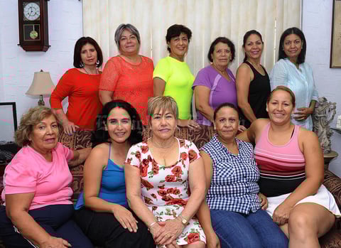 11092016 CELEBRA SU CUMPLEAñOS.  Tere de León Trujillo acompañada de sus amigas del gimnasio.